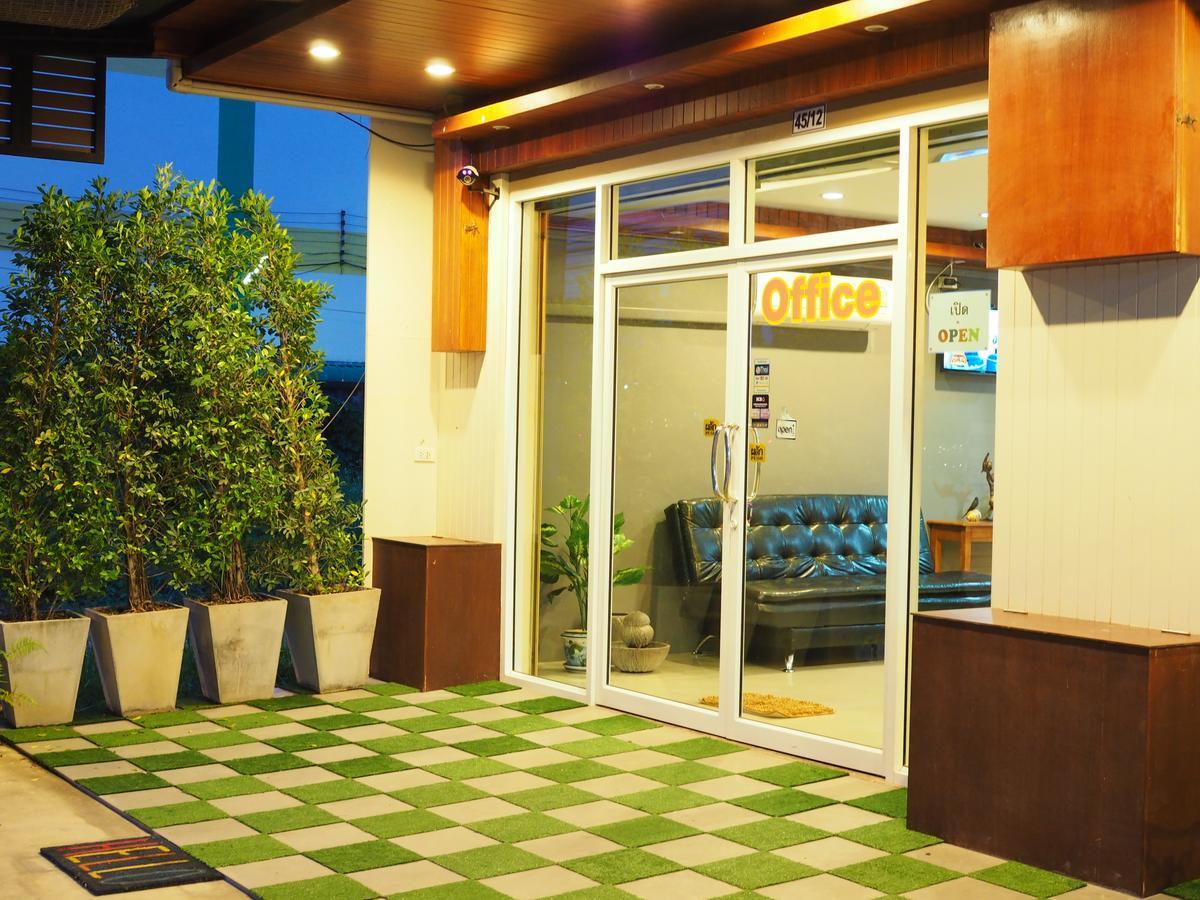 Hostel A Nighttime Krabi town Exteriér fotografie